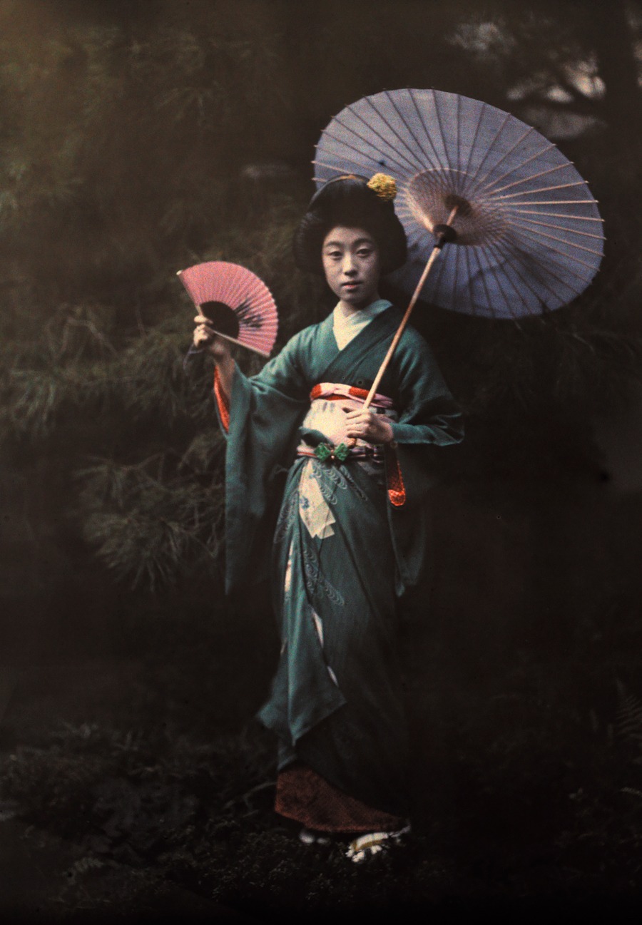 A_Geisha_girl_poses_in_her_Kimono_in_Kyoto,_June_1927