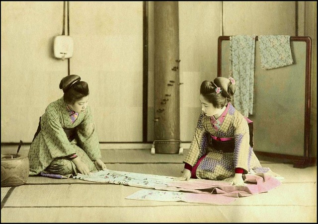 Geisha Folding Kimono